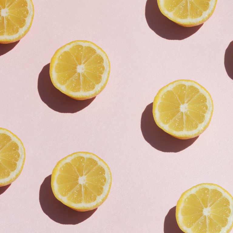 Természetes fogfehérítő, ami a bőrödet is megfiatalítja – Így használd a citromot a szépségápolásban