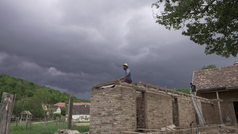 „Ezért tanultam légtornásznak” – tetőépítő kalandok Kalaznón