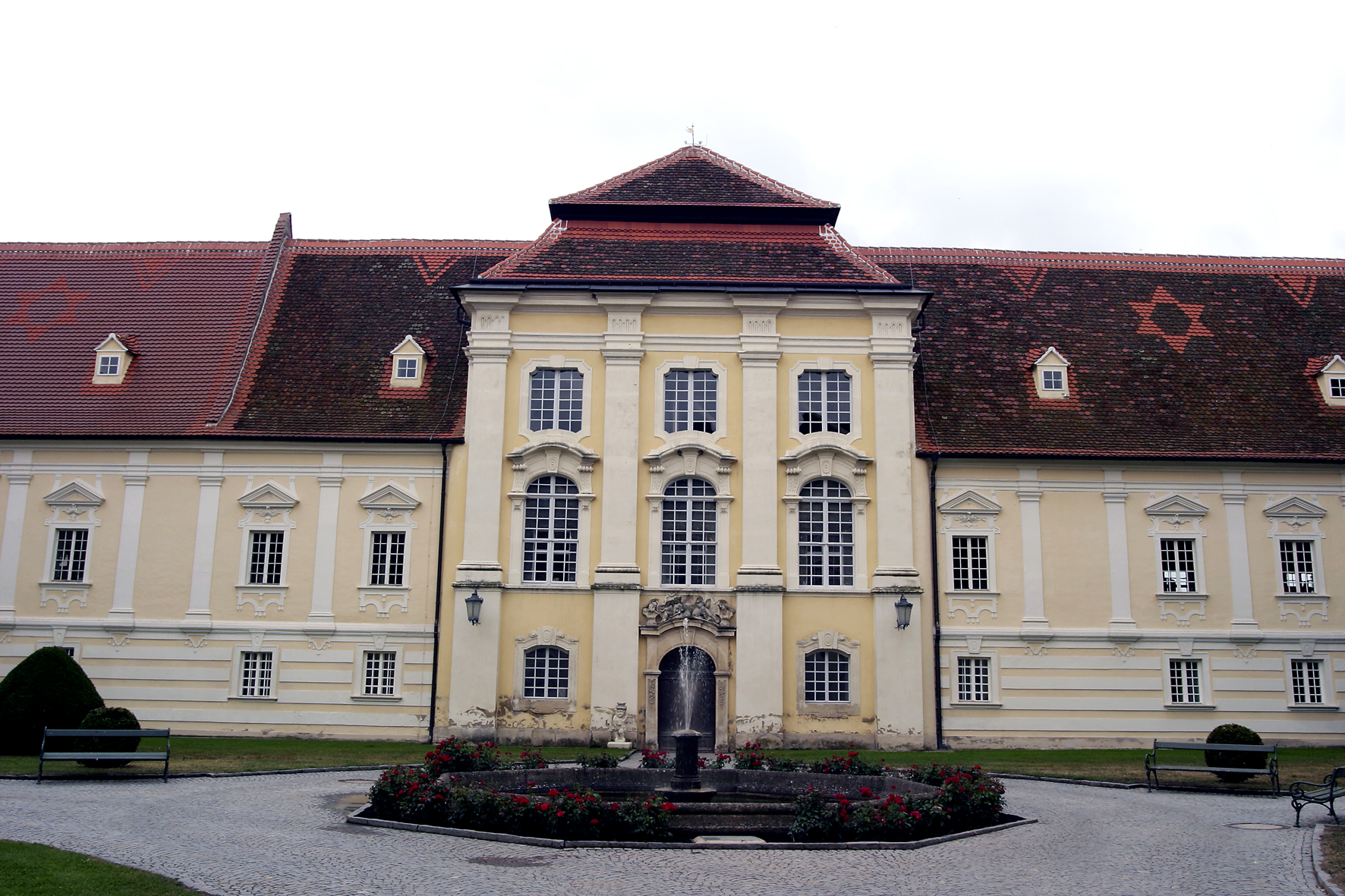 also-ausztria-kolostorkertek-rozsakertek-makmezok-kastelyok<br>