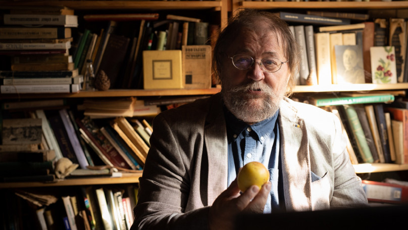 Életmentő az a tudás, amit épp elfelejt a világ – interjú Ambrus Lajossal, a Nagy almáskönyv szerzőjével