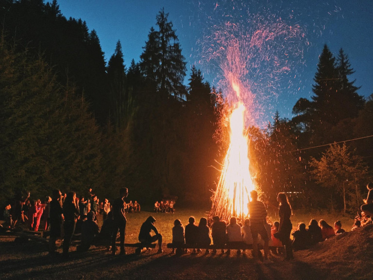 Piknik, jóga és egy furcsa fokhagymás szokás – Így ünnepel a világ Szent Iván éjjelén