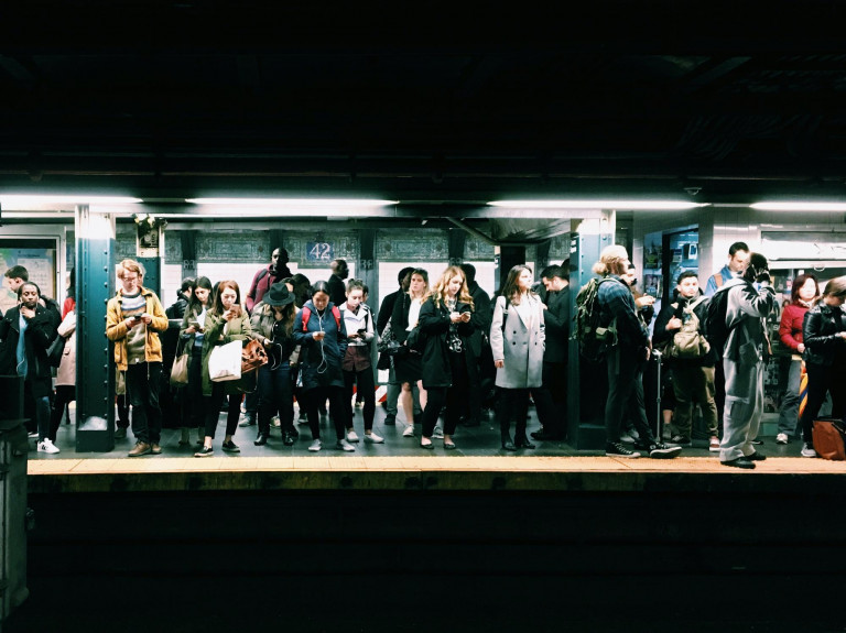 Bevándorló a bennszülöttek között: ötvenes férfiként a metrón