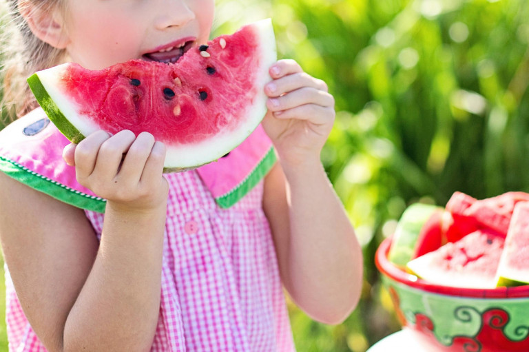 Naptüzelte forró paradicsom és dinnye kenyérrel – terítéken a gyerekkor ízei