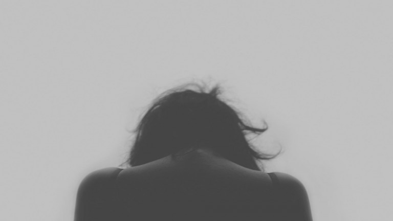 „A földre rántott, ütött, rugdosott és leköpött” – személyes tapasztalatok a családon belüli erőszakról