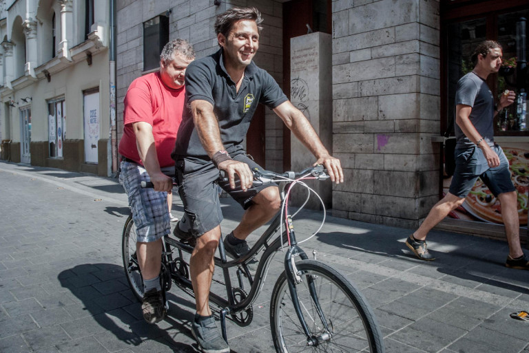 „Csak a tettekben lehet hinni” – interjú RideKálmánnal, aki 700 rászorulónak adott biciklit