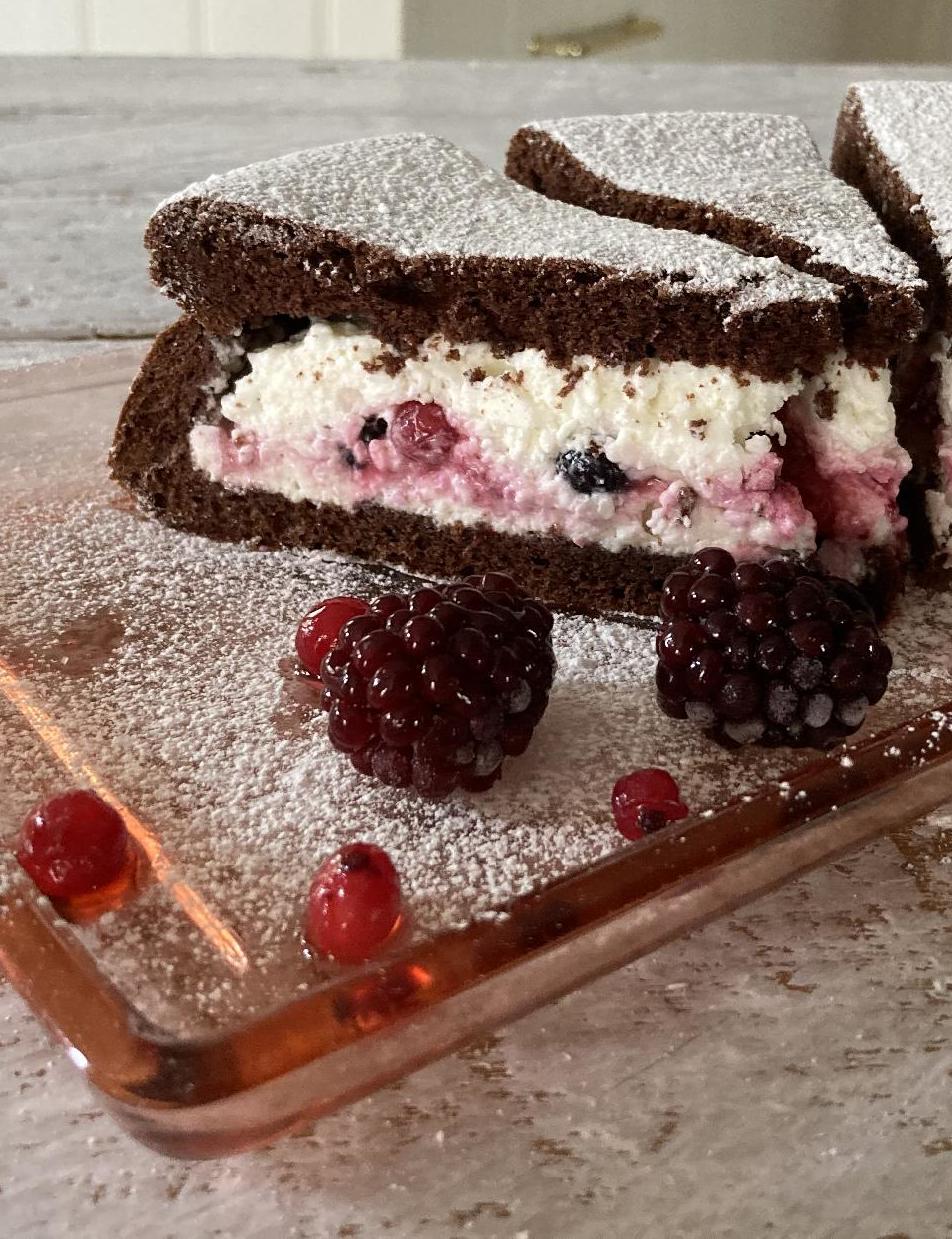 Tejszínes túrókrémmel töltött torta bogyós gyümölcsökkel