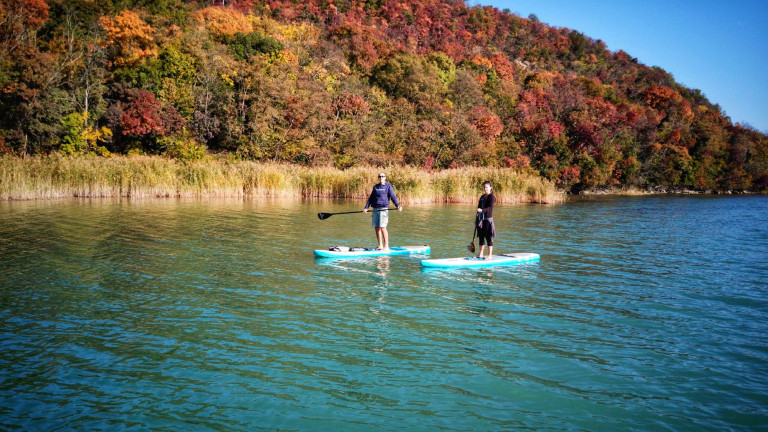 Mindenki sportja: a SUP – Ősszel is deszkára fel!