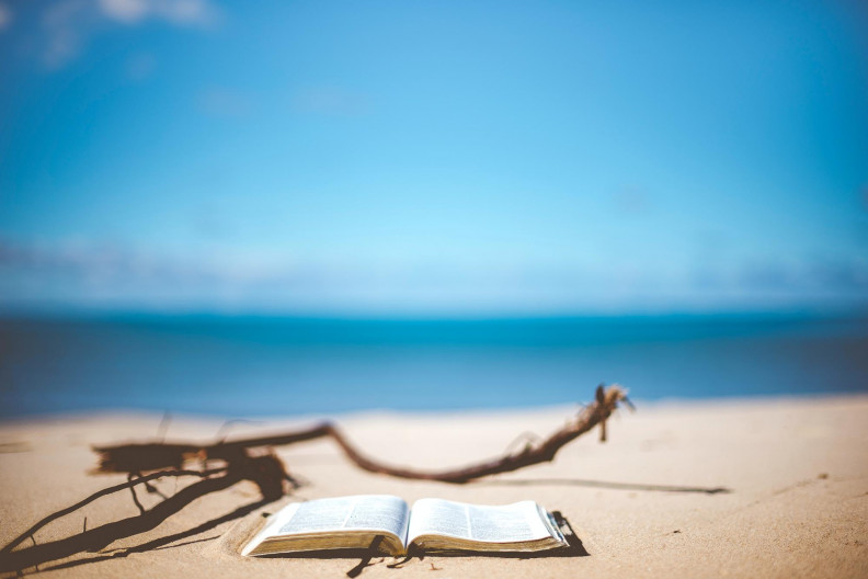 Hétfői fájdalomcsillapító: három könyv, ami a tengerpartra repít