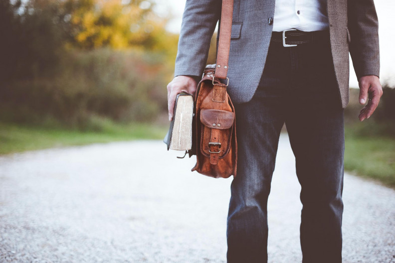 Pelenkás övtáska vs. a nadrágzsebek minimalizmusa – Férfiak és táskák
