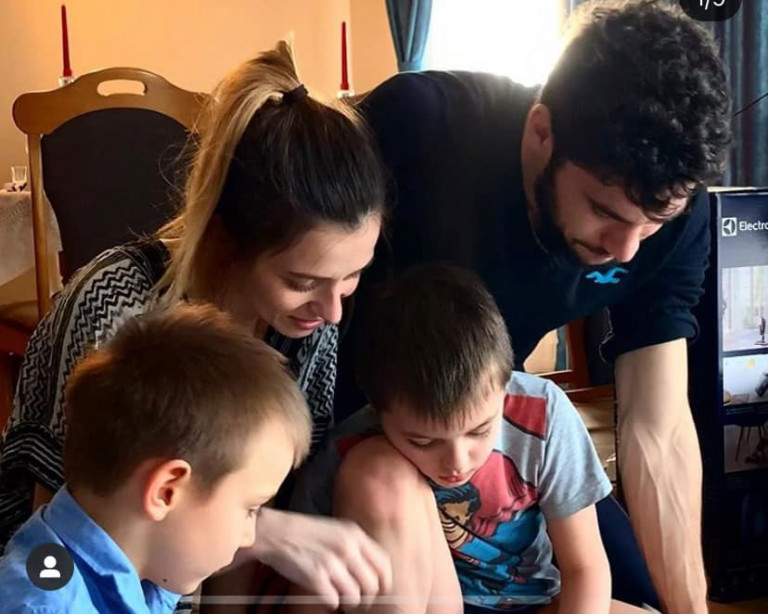 „Nem illünk a társadalomba, megértem” – interjúnk Annával, aki autista fiával költözne