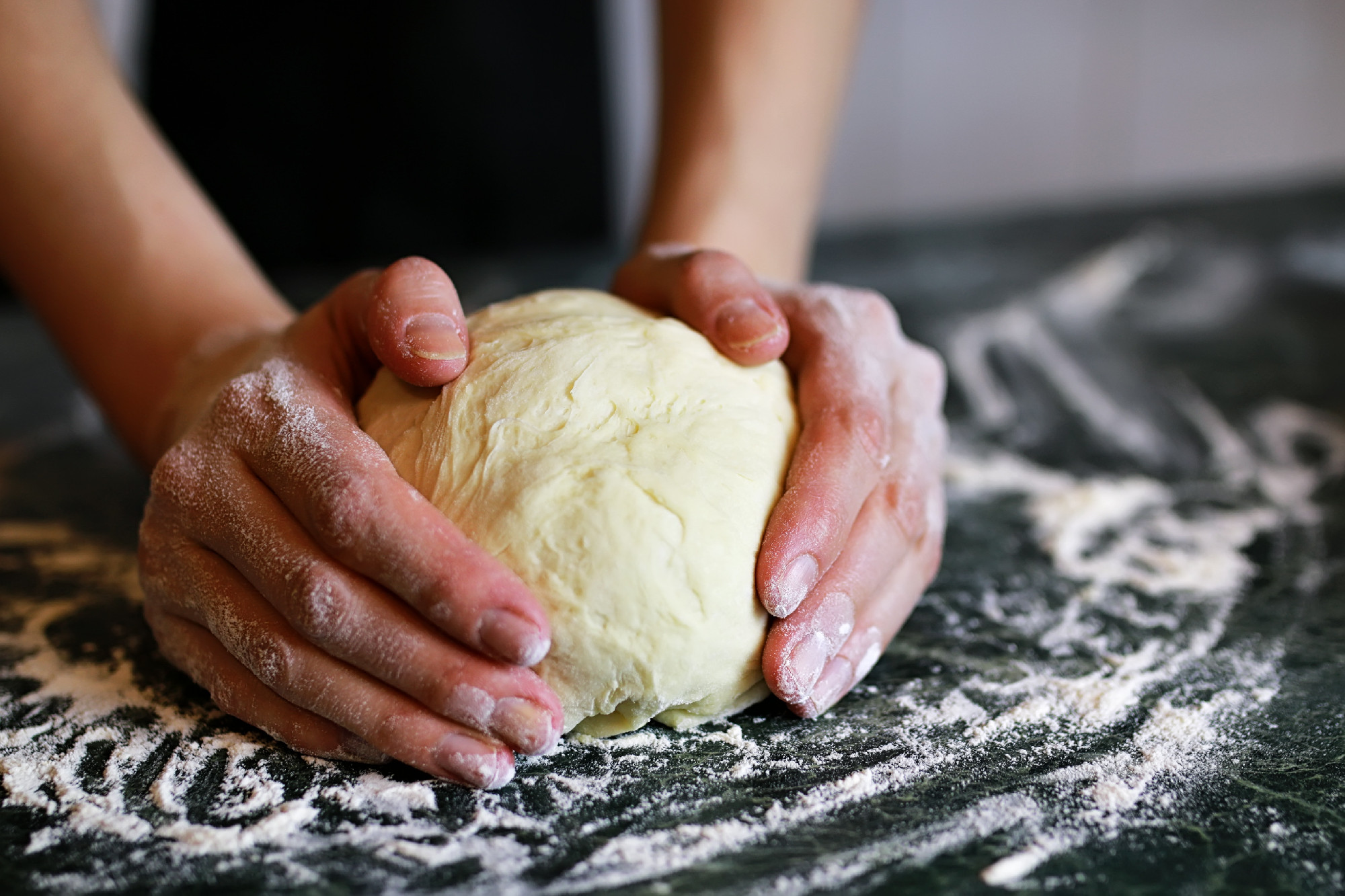 prepare pizza dough hand