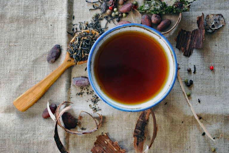 Fenyőfaíz, méhbalzsam és popcorn-tea. Tudod, mi a közös bennük?