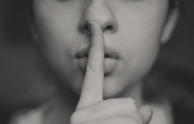 A csend mindig kínos, vagy legalábbis nagyon rosszat jelent egy kapcsolatban? 