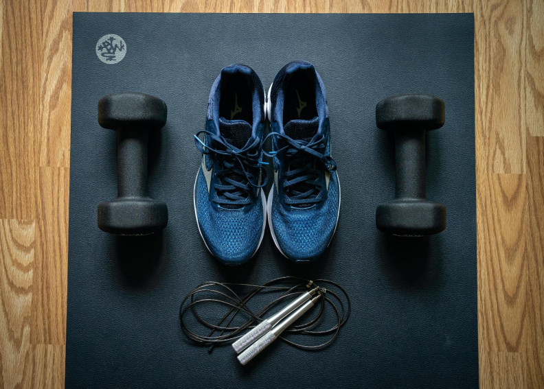 Szalag, korong, henger: fitneszkellékek, amikkel hatékonyabbá tehetitek az otthoni edzést