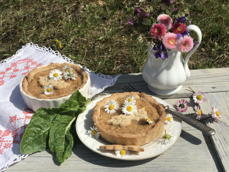 Almás rebarbarás torta százszorszéppel
