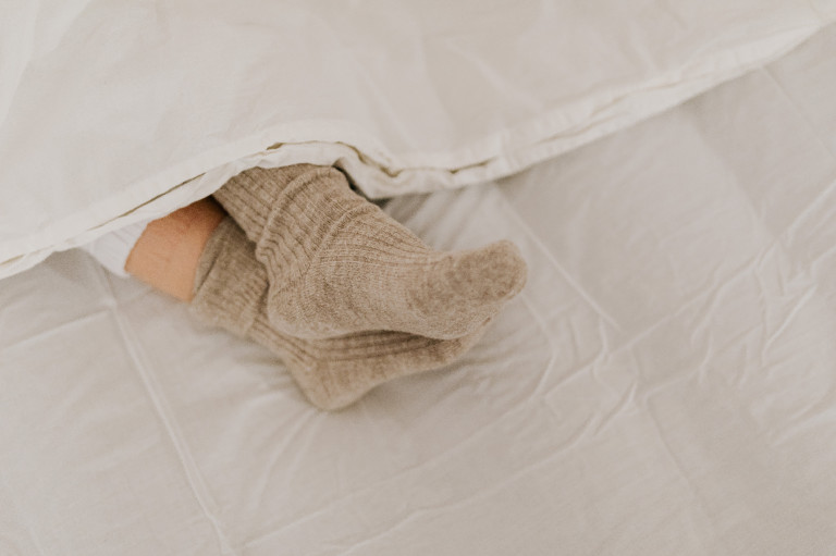 Mezítláb vagy zokniban: hogyan egészséges(ebb) aludni?