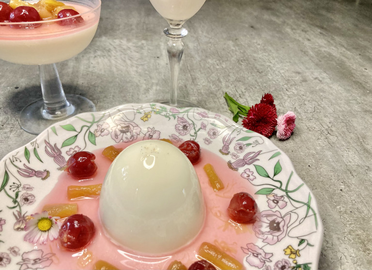 Panna cotta meggyes rebarbarakompóttal