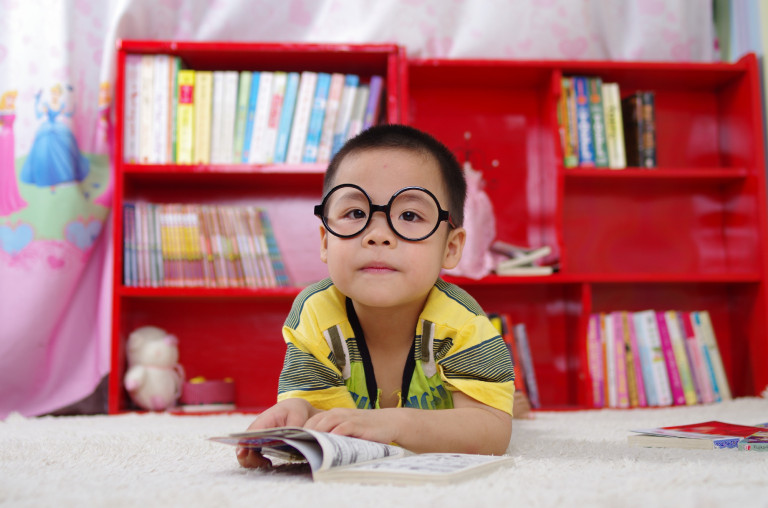 Idővel minden gyerek szemüveges lesz? – Szemromlás lehet a kütyühasználat eredménye