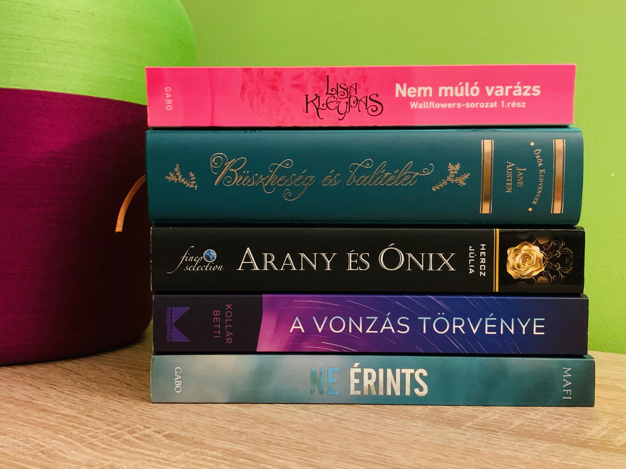 Melyik a nyerő: fantasy vagy romantikus? Egy gimis könyvajánlója, kortársaknak