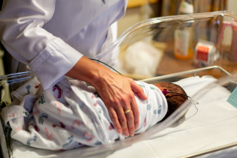 „Elmondhatatlan érzés, mikor egy régi betegem az újszülött babája fotóját küldi át” – interjú Dr. Csóka Monika gyermekonkológussal