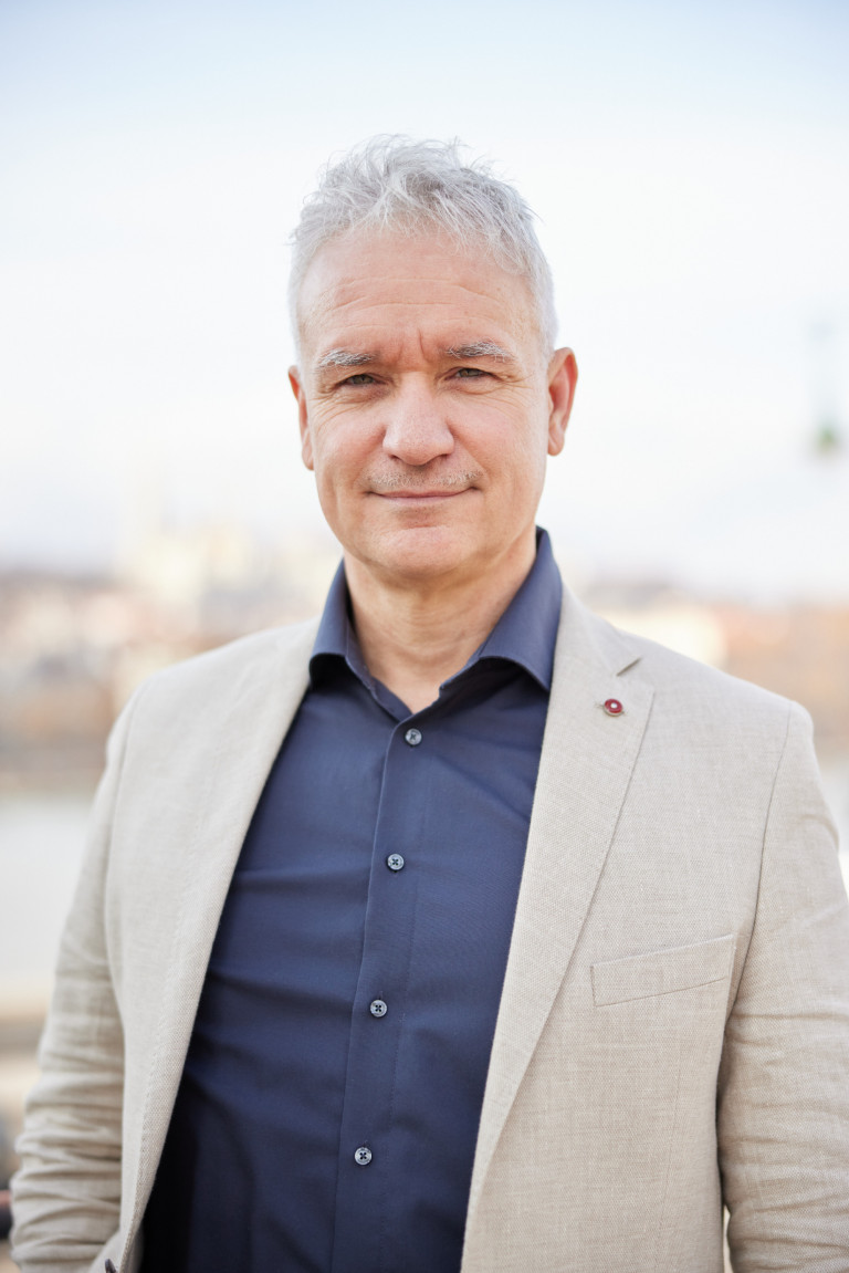 „Megkérdőjelezni a megkérdőjelezhetetlent: gyakran ez visz előre” – interjú Dr. Gárdos László gyermekorvossal