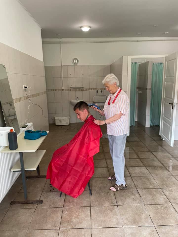 Hajat vág, de nem fodrász – ollóval és alázattal a rászorulókért