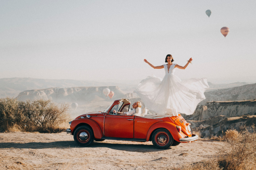 esküvői ruha és piros autó