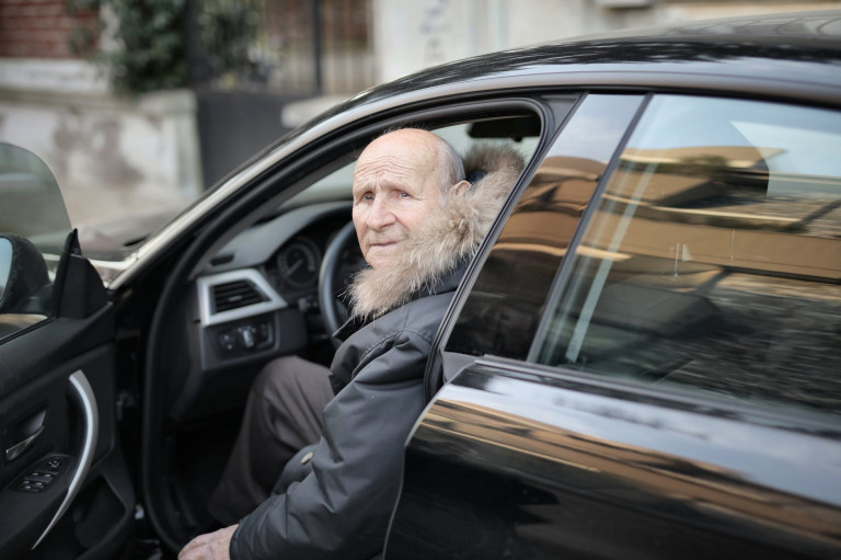 Nyugdíjasok a volán mögött: hány éves korig szabadna autót vezetni?