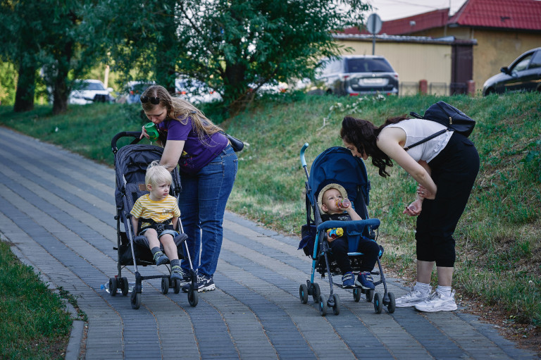 „A játszótéri háromszögből egy mindig kilóg!” – Az anyabarátságok csúnyábbik oldala 