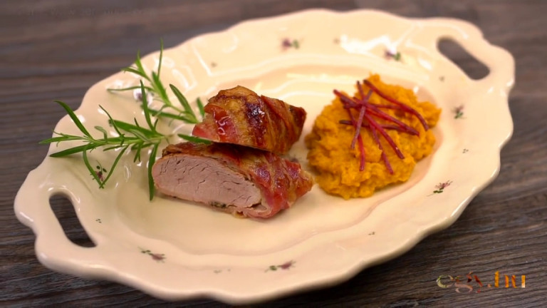 Baconbe tekert sertésszűz édesburgonya-pürével