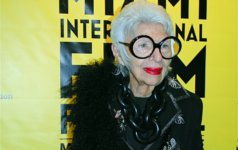 Száz év feletti divatikon, aki fityiszt mutat a nagyvilágnak: példaképem, Iris Apfel