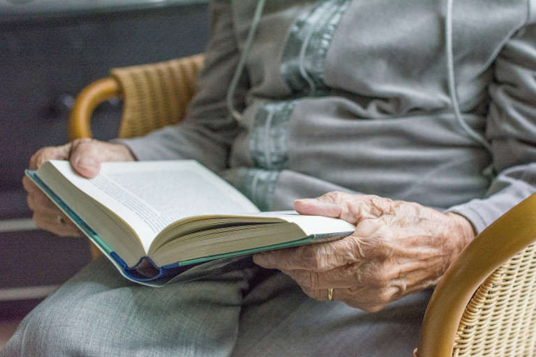 Komplex kép az idősek világáról: egy fontos könyv a szépkorúakról