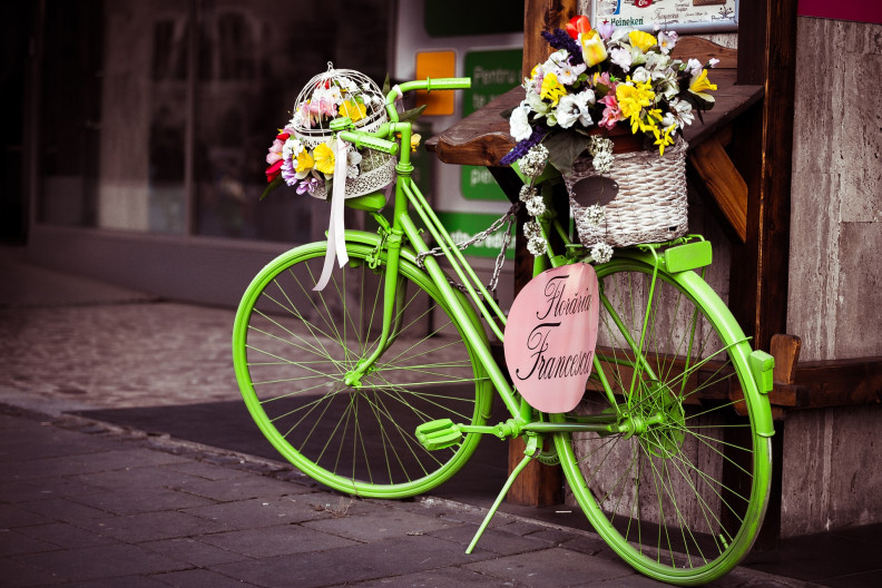 Nálatok is virágzik éppen egy bájos kerékpár? Biciklik virágdekorációval