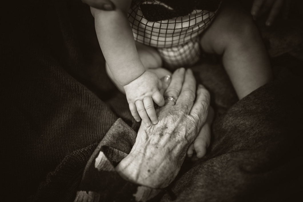 idős asszony és baba kezei egymáson