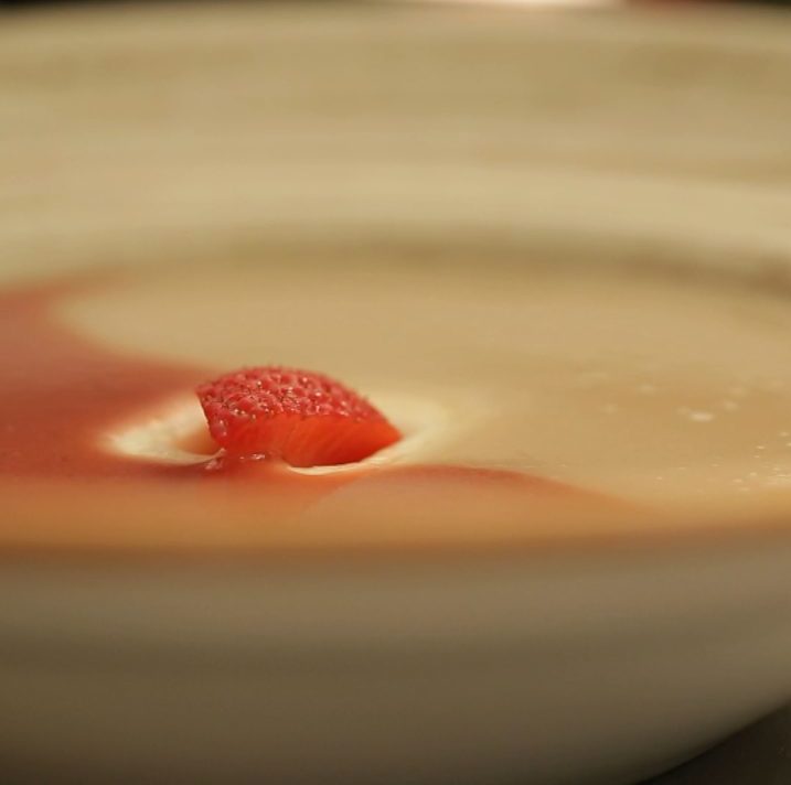 Eper-bodza duóleves panna cottával: a legédesebb tavaszi leves