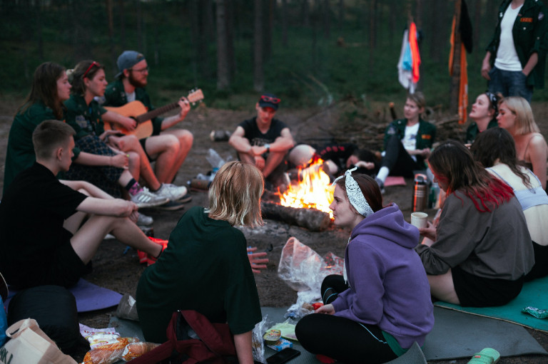 Kedvenc tábortűzi nótáink – ti még énekeltek szalonnasütős estéken?