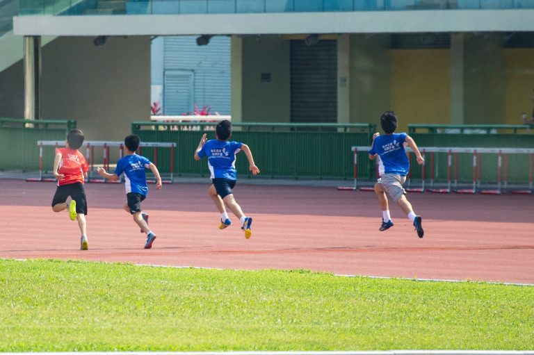 „A túlhajszolt gyerekek mögött a szülő az, aki versenyez” – Bántalmazás-e, ha tízéves gyerek maratont fut?