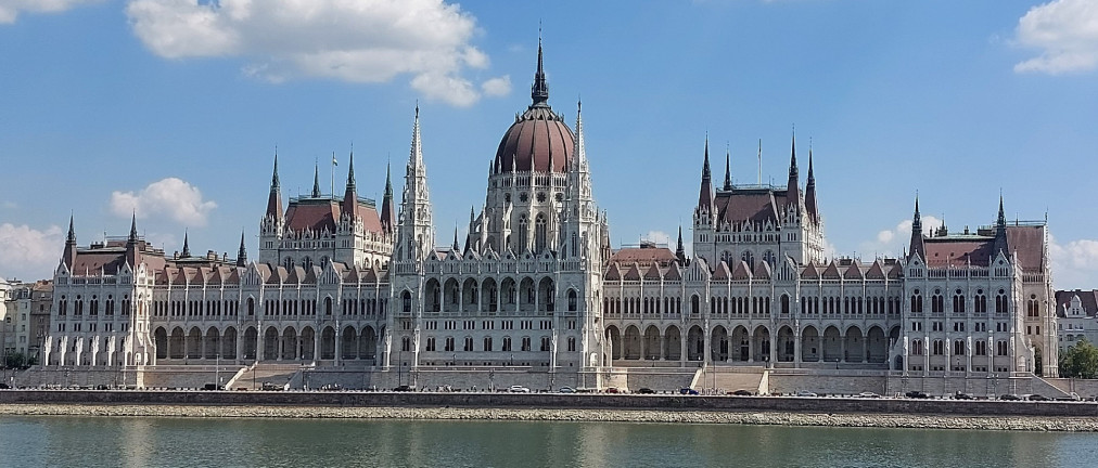London, Budapest – Utánajártunk, miről mesél a két Parlament