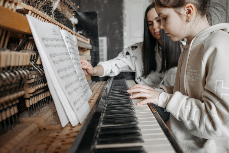 Lefagyasztotta a kezét, hogy később kezdődjön a zongoraóra – mit tegyünk, hogy a gyereknek kedve legyen a zeneiskolához?