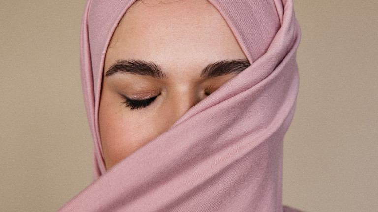 Háború folyik a muszlim nők ruhatárában – véleményem „a kendő alól”