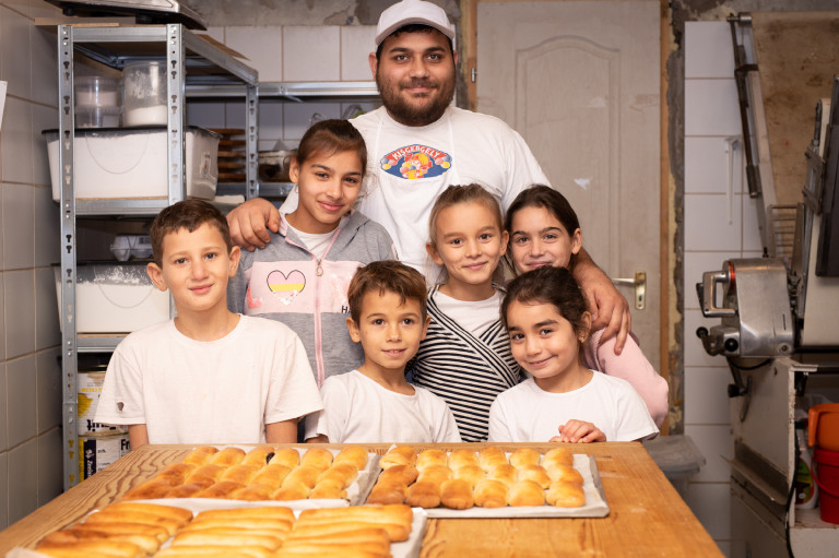 „Itt vagyok, hogy mutassam: van kiút” – Galamb Alex borsodi sütödéjében jártunk