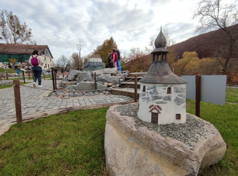 „Drakulával akartunk szembeállítani 175 székely mondát és legendát” – riportunk a Mini Erdély Parkról