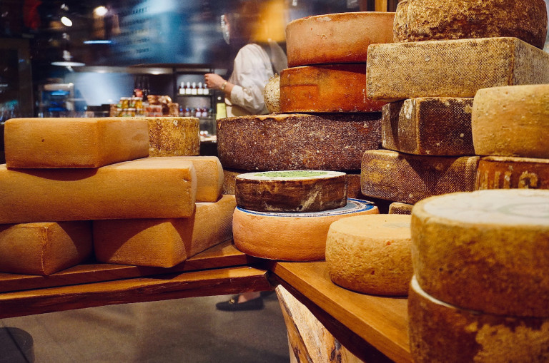 Utazás a sajtok középpontja felé – milyen világok élnek a sajtokban?