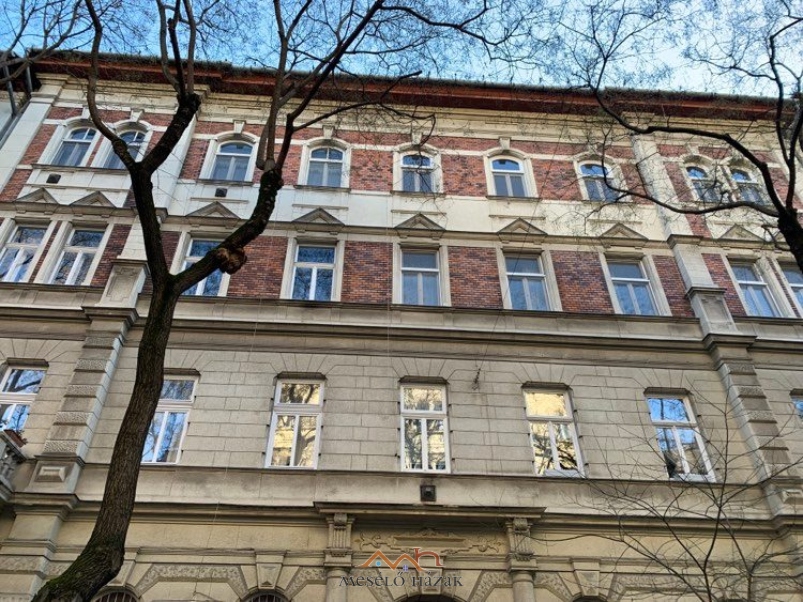 Falai szerényen őrzik 130 év történetét – bérháztörténet a Benczúr utcából