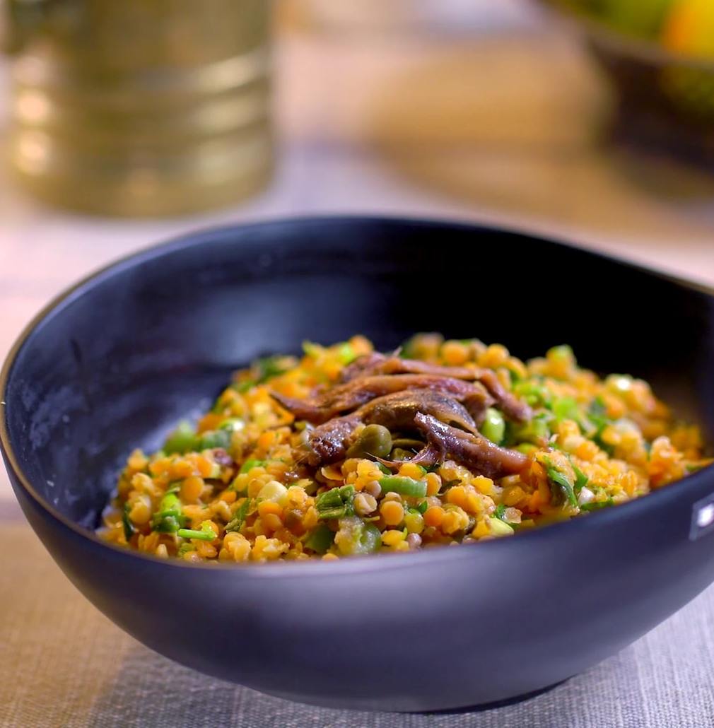 Pikáns vöröslencse-saláta