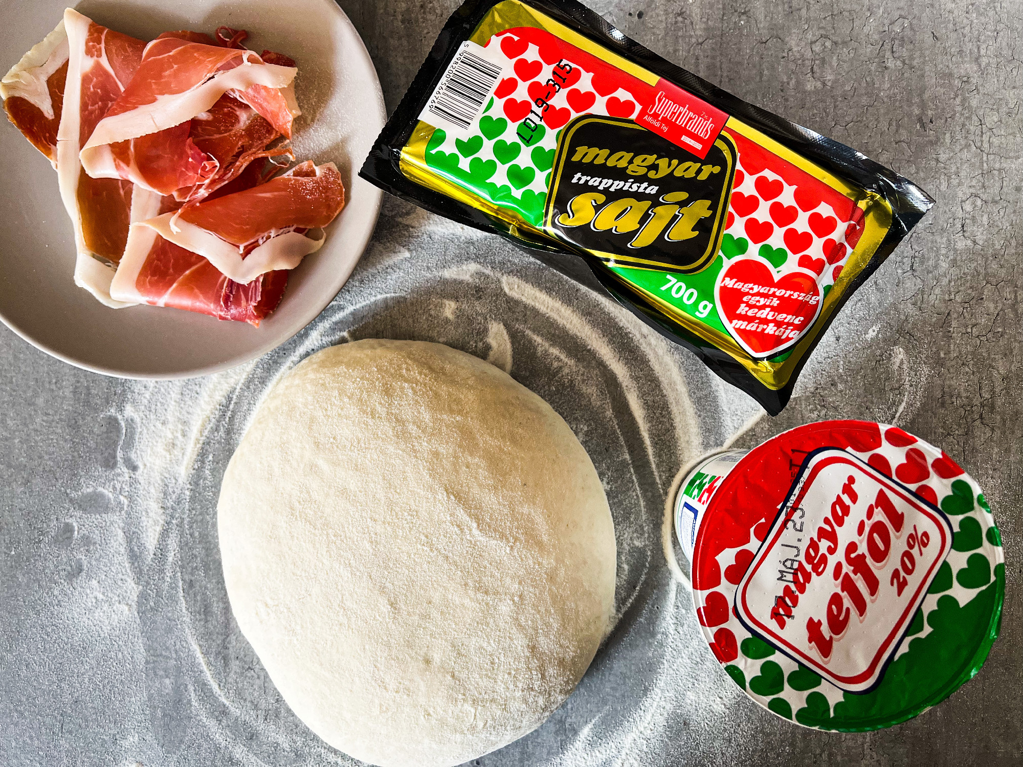 sajttal-es-sonkaval-toltott-pizza-recept-borbas-marcsi