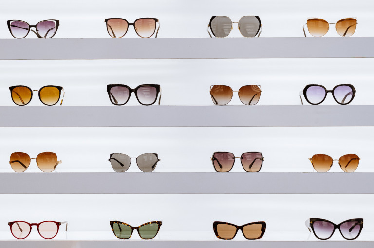  A napszemüveg elsősorban nem divatos kiegészítő – elengedhetetlen eszköz a szemünk védelméhez
