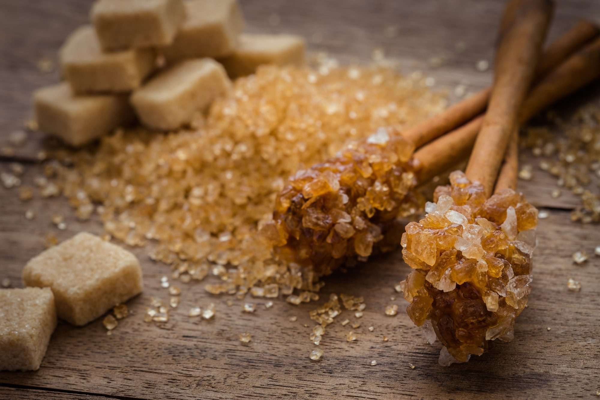 Caramel sugar on cinnamon sticks and brown sugar