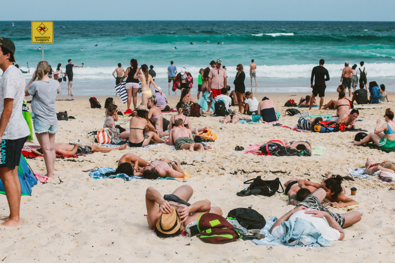 Nem széf, csak egy strandtörülköző – mit tehetünk, hogy védjük a strandon a holminkat?