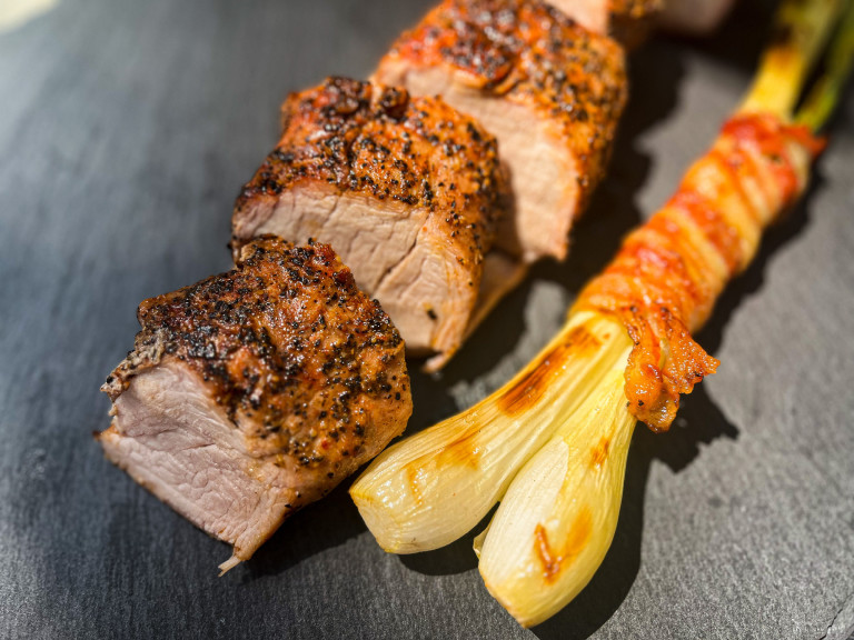 Grillezett sertésszűz újhagymával